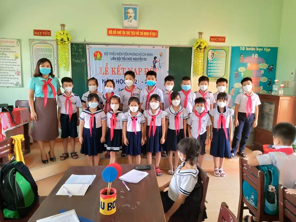 Liên đội TH Nguyễn Du tổ chức lễ kết nạp đội cho học sinh khối lớp 3
