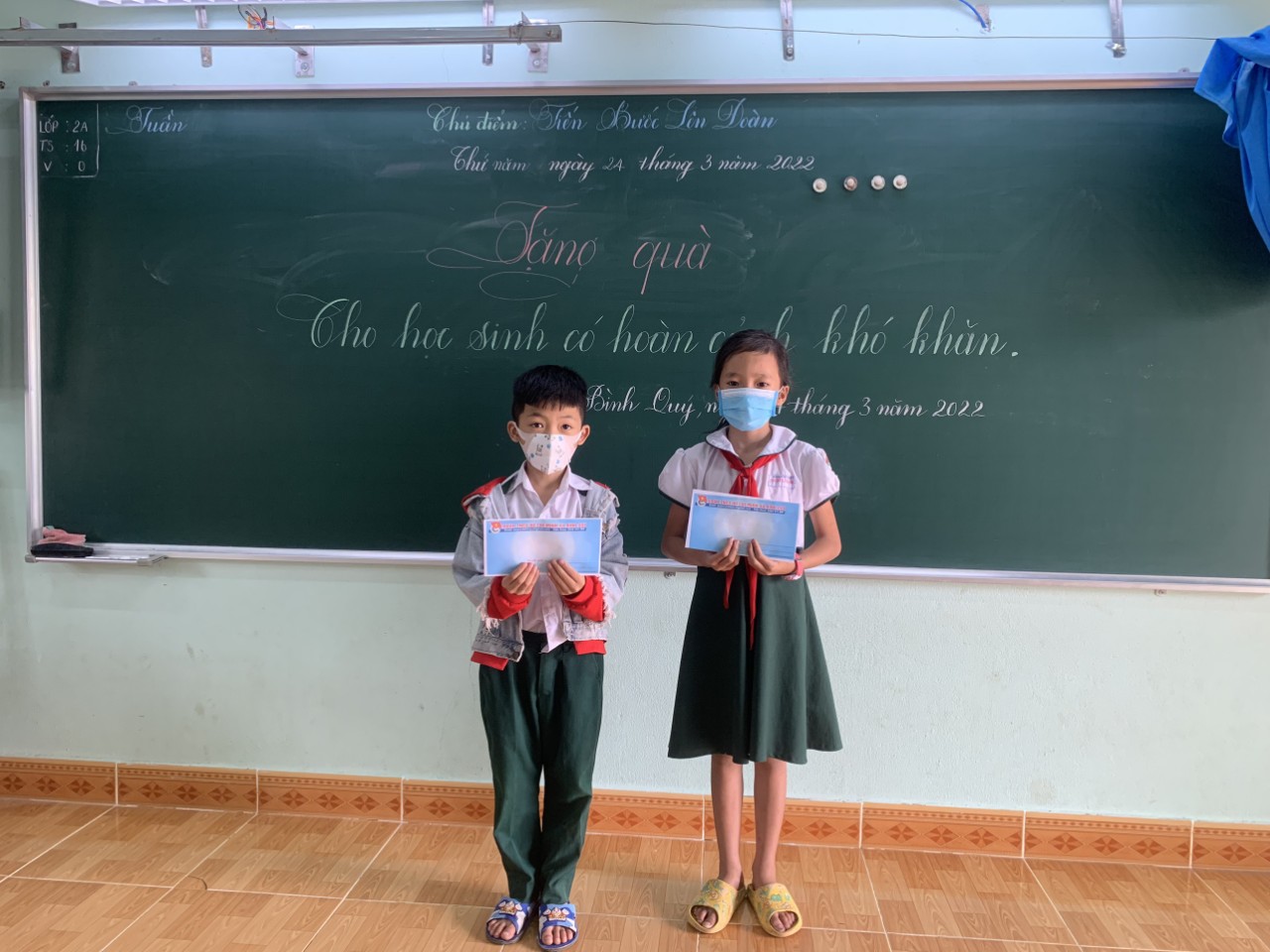 Liên đội Nguyễn Thành trao quà cho học sinh khó khăn nhân ngày thành lập Đoàn TNCSHCM