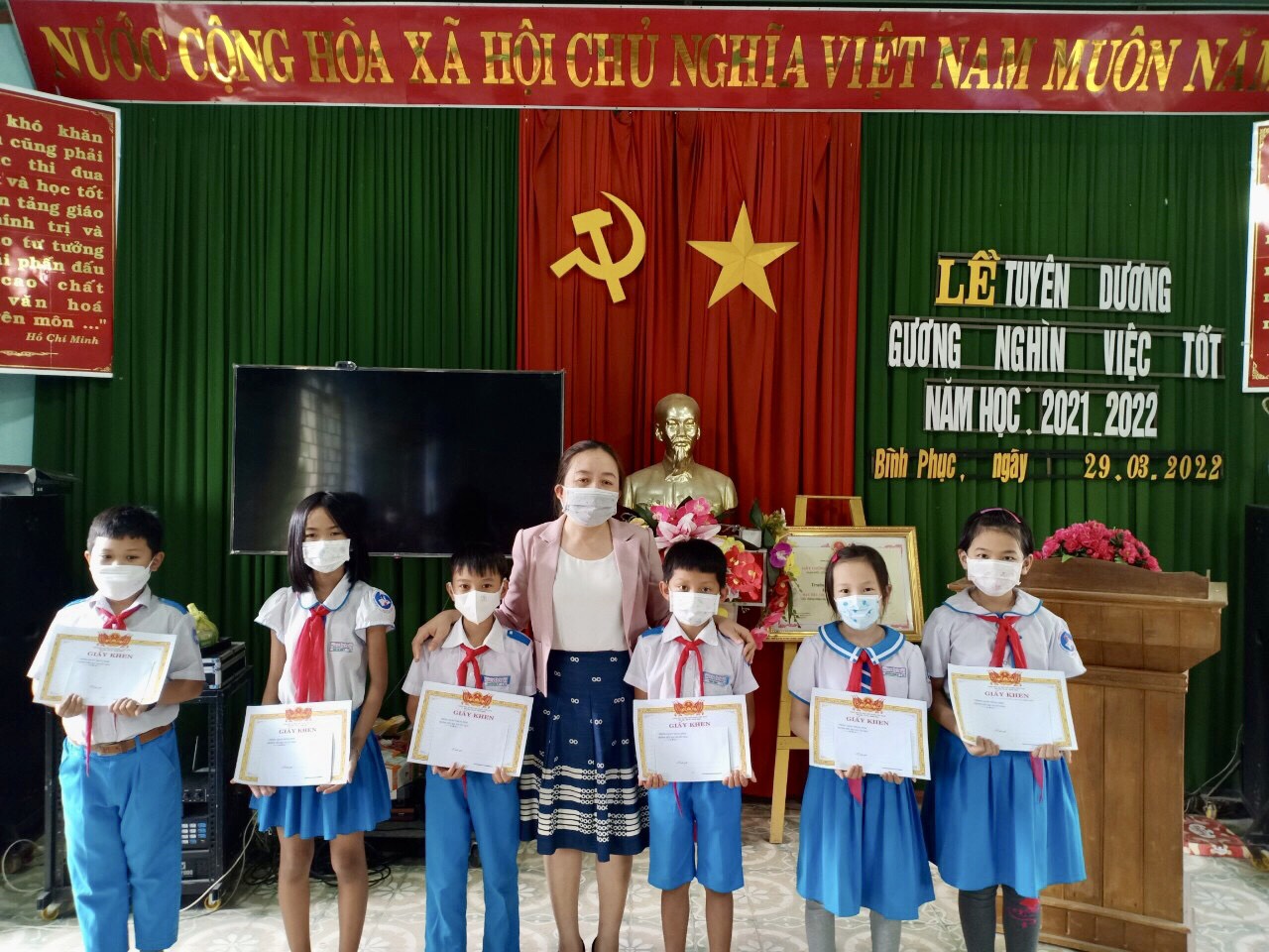 Liên đội Trường Tiểu học Nguyễn Trãi tổ chức tuyên dương và nhân rộng các gương đội viên, thiếu nhi tiêu biểu trong phong trào " Nghìn việc tốt"