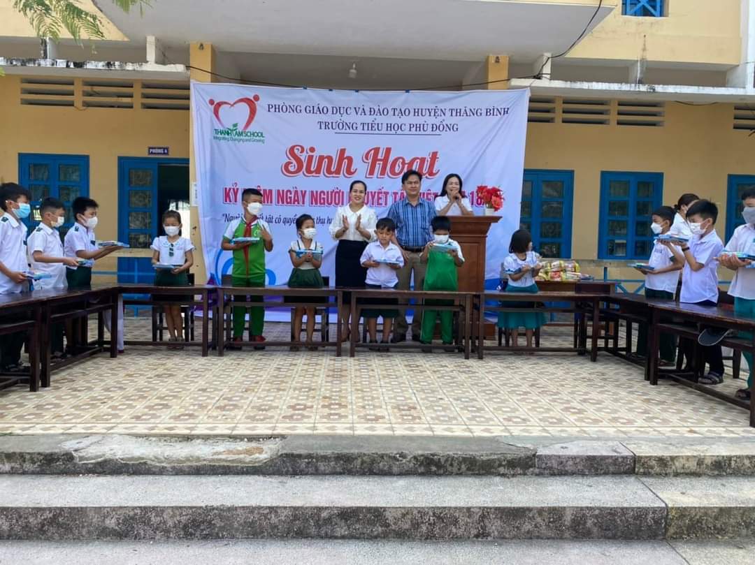 Liên đội TH Phù Đổng phối hợp vơi nhà trường tổ chức  chương trình sinh hoạt giao lưu kỉ niệm 24 năm Ngày người khuyết tật Việt Nam