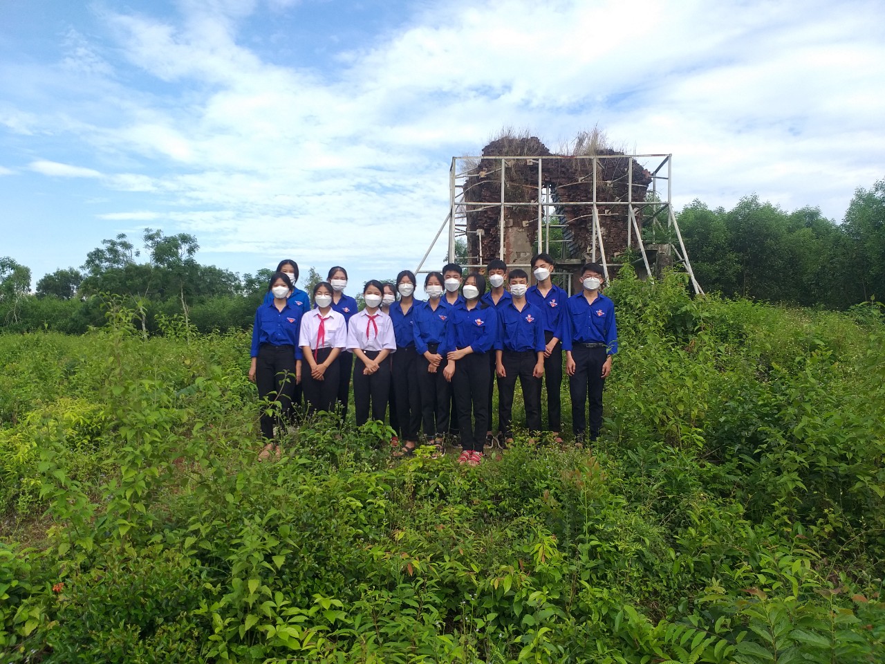 Liên đội trường THCS Nguyễn Bá Ngọc thực hiện chuyến hành trình về địa chỉ đỏ "tượng đài chiến thắng Đồng Dương"