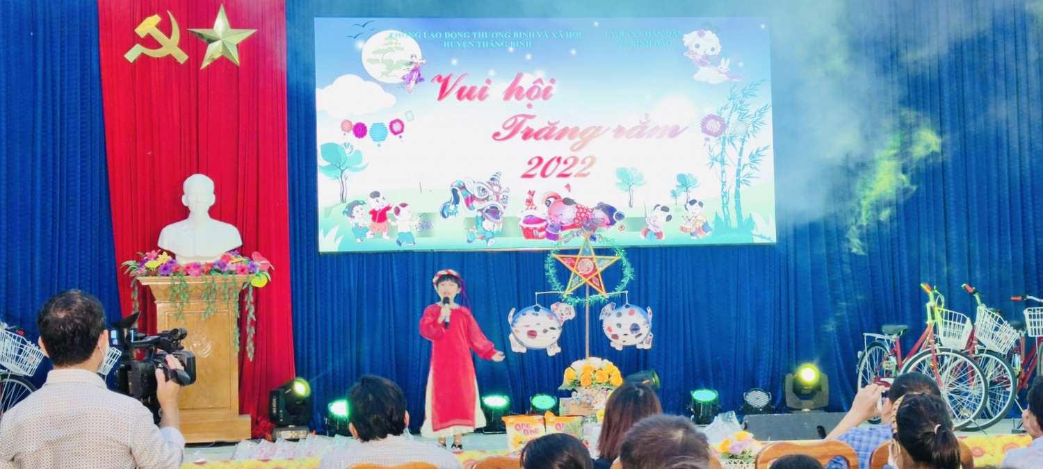 Liên đội TH Nguyễn Thị Minh Khai kết hợp Đoàn thanh niên xã Bình Đào tổ chức Đêm hội trung thu năm 2022 cho các em thiếu nhi