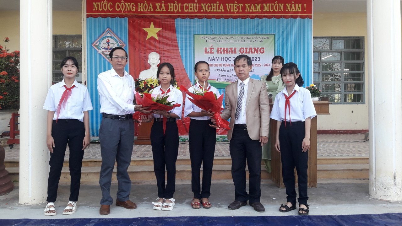 Liên đội và lãnh đạo nhà trường tặng hoa cho học sinh khối 6
