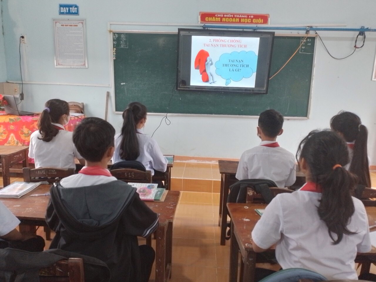 Liên đội THCS Nguyễn Tri Phương tổ chức tuyên truyền trang bị kỹ năng phòng chống tai nạn thương tích và xâm hại trẻ em