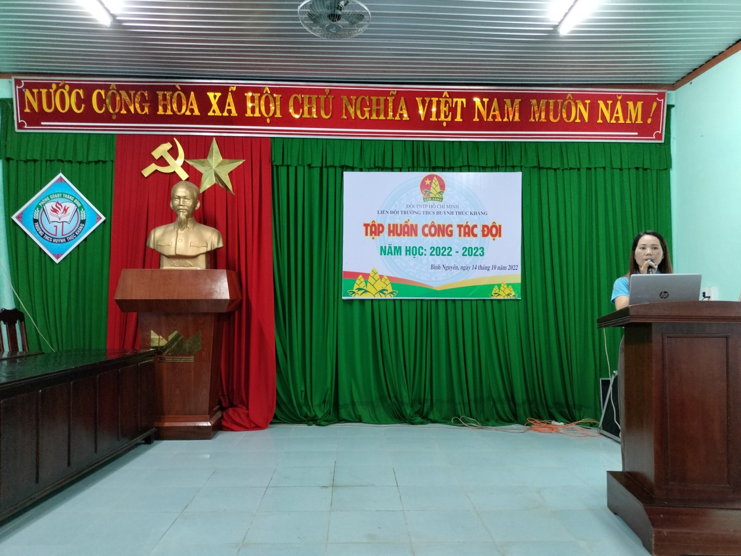 Cô Lê Thị Xuân Hoa - TPT Đội triển khai nội dung tập huấn