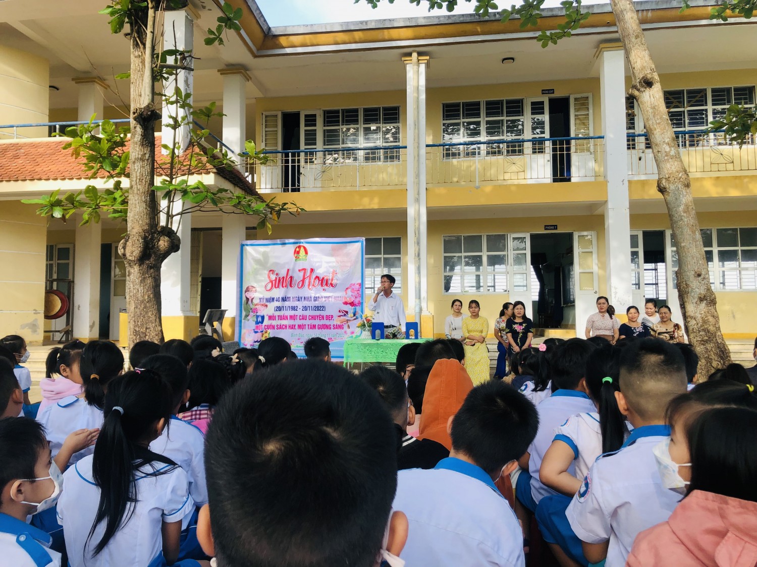 Liên đội Nguyễn Thị Minh Khai tổ chức sinh hoạt chuyên đề "Mỗi tuần một câu chuyện đẹp, một cuốn sách hay, một tấm gương sáng".