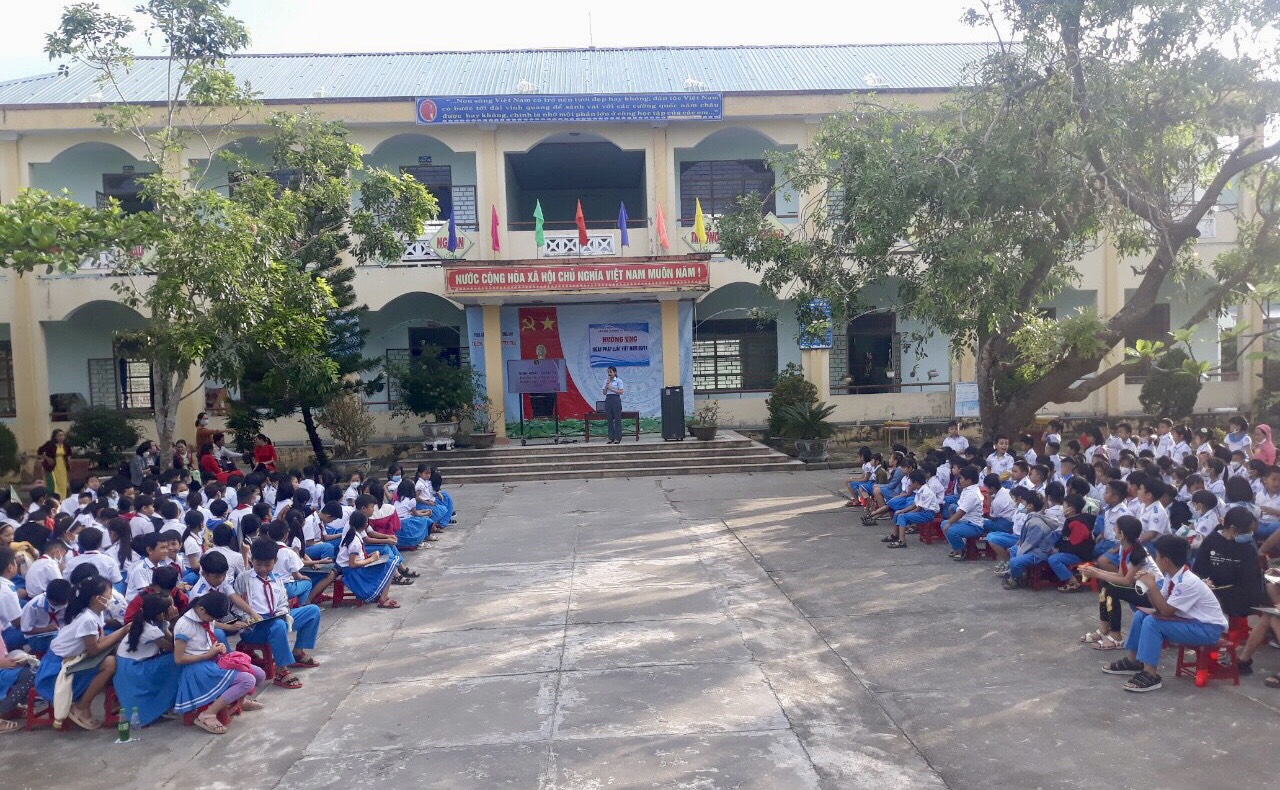 Liên đội Trường Tiểu học Nguyễn Trãi hưởng ứng ngày Pháp luật Việt Nam 09/11 Năm 2022
