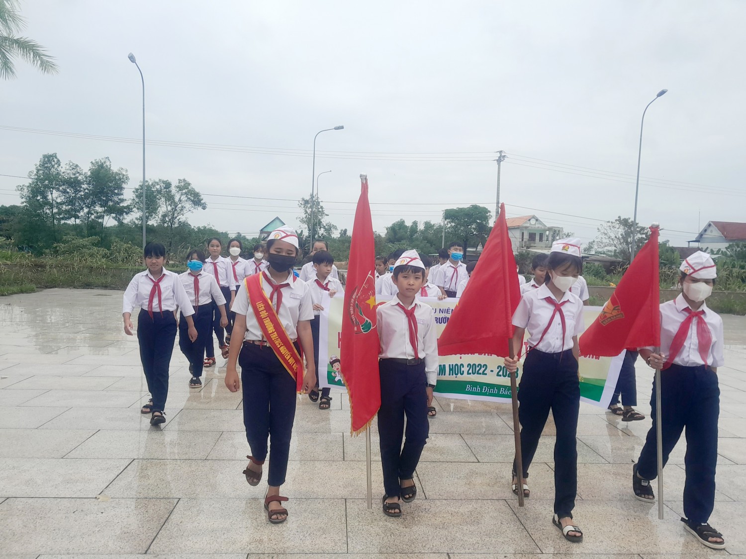 Liên đội trường TH&THCS Nguyễn Duy Hiệu tổ chức cho học sinh hành trình về địa chỉ đỏ tại tượng đài chiến thắng Đồng Dương.