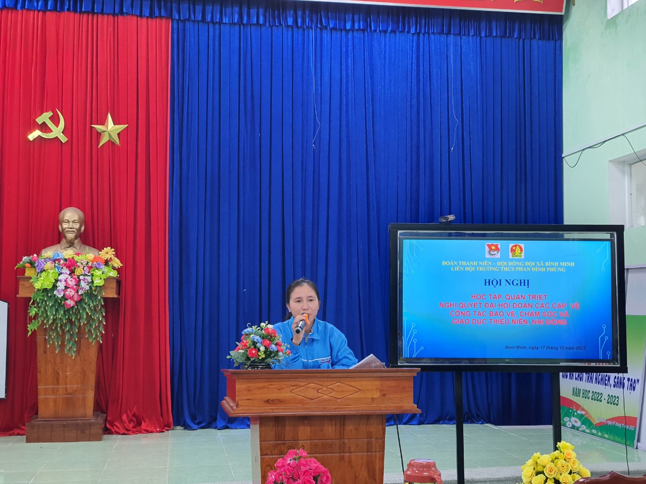 Đ/c: Nguyễn Thị Lin - UVBCH huyện Đoàn, UV Hội đồng Đội huyện Thăng Bình thực hiện báo cáo chuyên đề