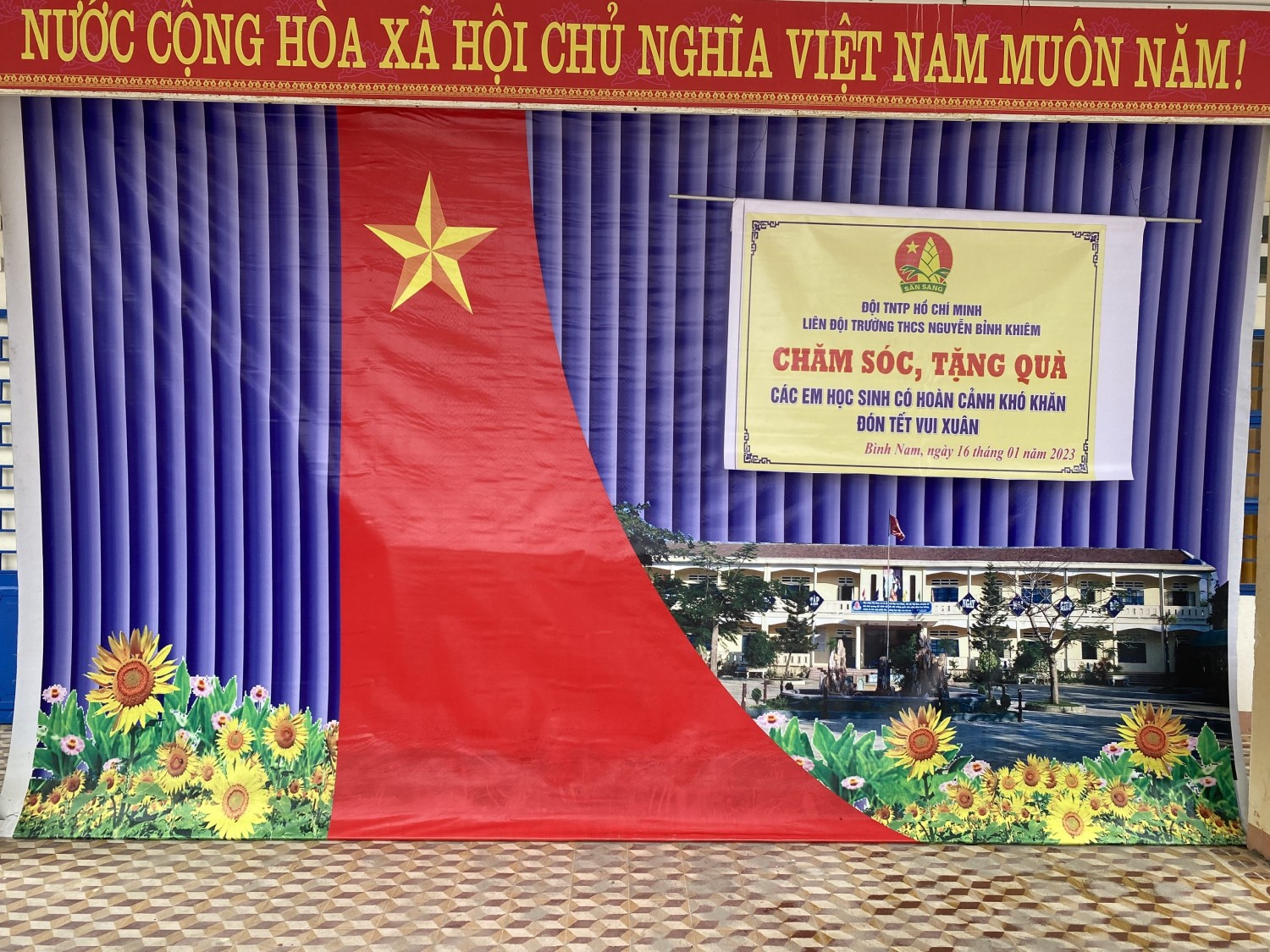 THCS Nguyễn Bỉnh Khiêm đã trao 30 " Túi yêu thương" cho các em học sinh có hoàn cảnh khó khăn nhằm hưởng ứng tuần lễ" Tết yêu thương"