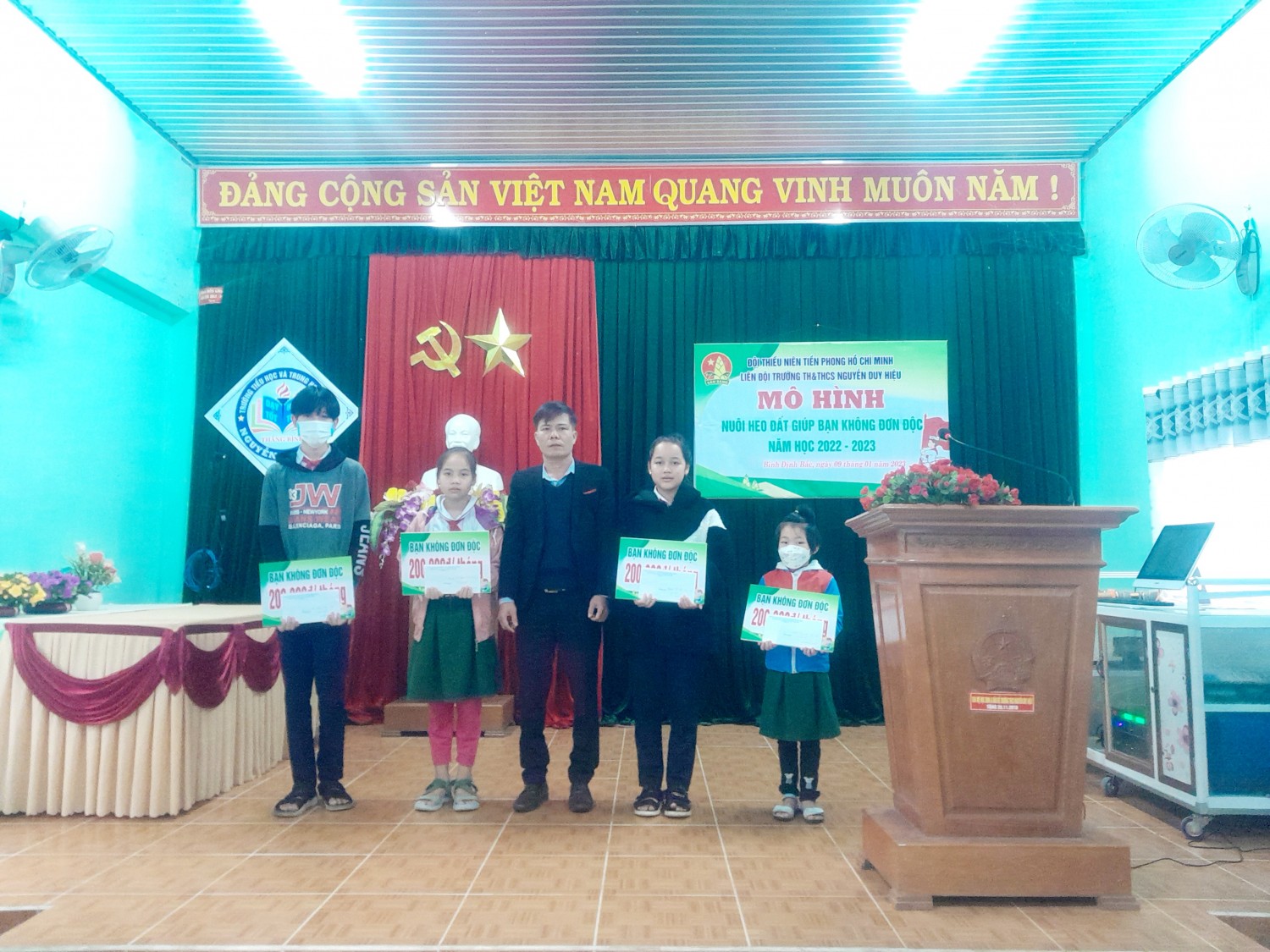 Liên đội Trường TH&THCS Nguyễn Duy Hiệu tổ chức mô hình nuôi heo đất giúp "Bạn không đơn độc"