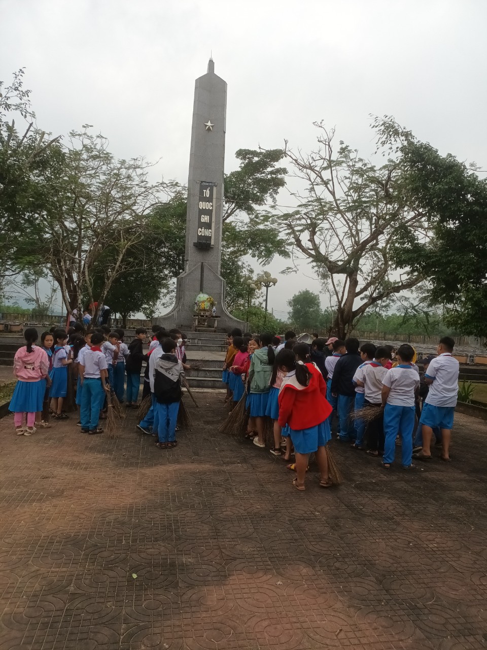 Liên đội Trần Hưng Đạo phối hợp với xã Đoàn Bình Phú tổ chức dọn vệ sinh Nghĩa trang liêt sĩ xã Bình Phú.