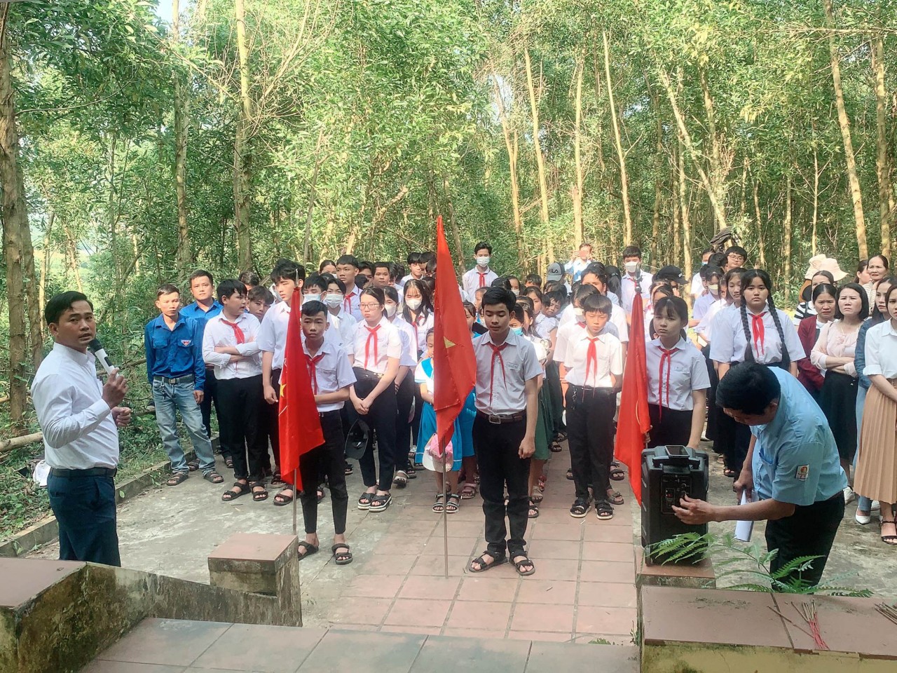 Liên đội trường TH Trần Hưng Đạo tổ chức hành trình "Về địa chỉ đỏ"
