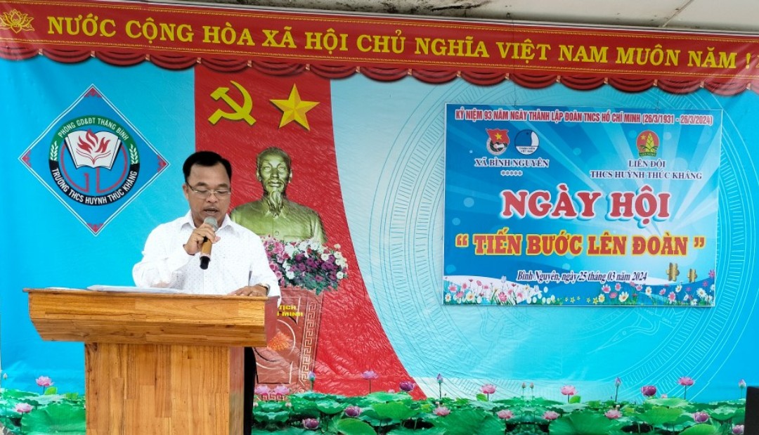 Thầy giáo Trương Hữu Xuân - Bí thư chi bộ, Hiệu trưởng nhà trường phát biểu khai mạc