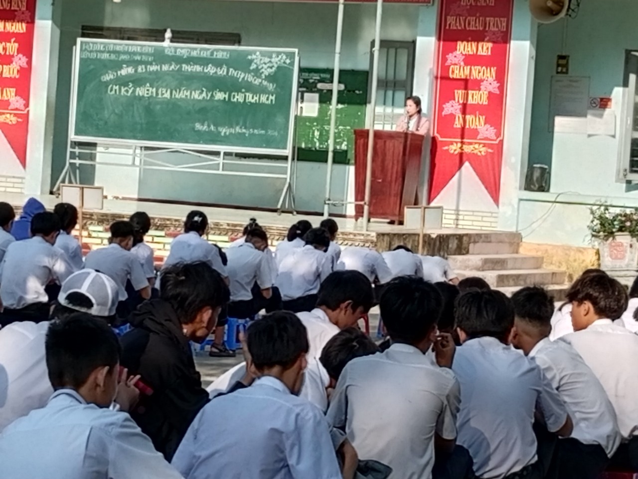 Liên đội trường THCS Phan Châu Trinh tổ chức hoạt động chào mừng 83 năm ngày thành lập Đội TNTP Hồ Chí Minh và kỉ niệm 134 năm ngày sinh chủ tịch Hồ Chí Minh