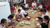 Bữa cơm trưa miễn phí tràn ngập tiếng cười học trò nghèo của cô giáo Ninh Bình