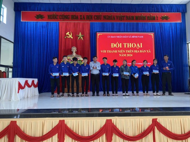 hình ảnh trao tăng quà cho đoàn viên thanh niên gặp khó khăn, vươn lên trong học tập trong buổi đối thoại