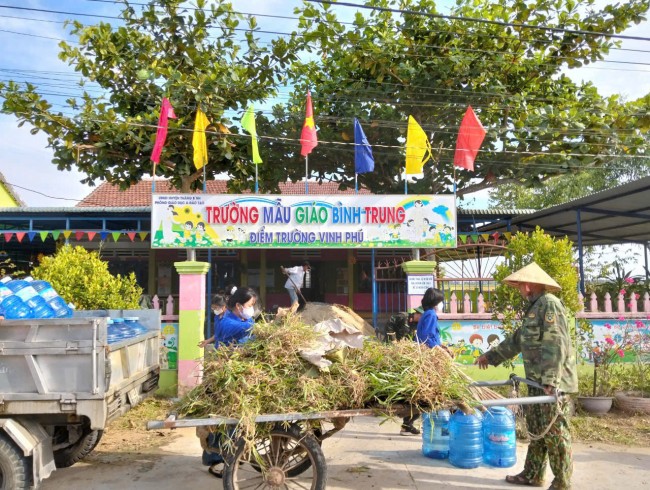 Bình Trung: Chi đoàn Mẫu giáo Bình Trung ra quân dọn vệ sinh chỉnh trang khuôn viên trường học chuẩn bị cho năm học mới