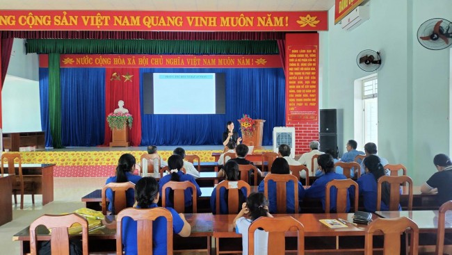 Tuổi trẻ Bình Đào tham gia lớp học trông rau an toàn