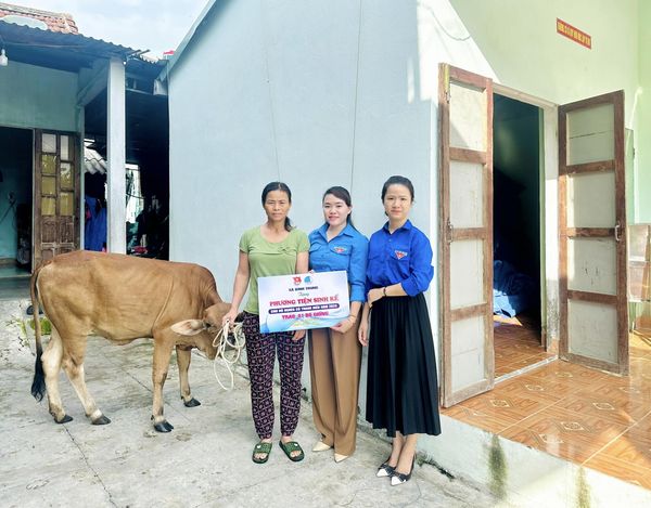 Đoàn xã Bình Trung đến thăm và trao phương tiện sinh kế cho hộ nghèo có thanh niên thoát nghèo năm 2024.