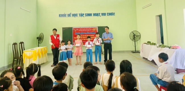 Liên đội Trường TH Trần Phú tổ chức tặng quà các em học sinh có hoàn cảnh khó khăn, và chương trình “Bạn không đơn độc” trong dịp tết Nguyên Đán 2024