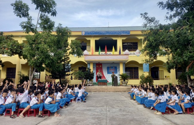 Liên đội Trường Tiểu học Nguyễn Trãi tổ chức chuyên đề "Xây dựng tình bạn đẹp, nói không với bạo lực học đường" và tuyên truyền Luật giao thông đường bộ