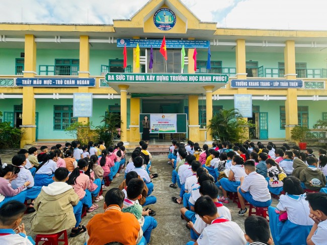 Liên đội TH Trần Phú tổ chức phát động Cuộc thi Sưu tập và tìm hiểu tem Bưu chính năm 2025 với chủ đề: "50 năm Giải phóng miền Nam thống nhất đất nước qua con tem bưu chính".