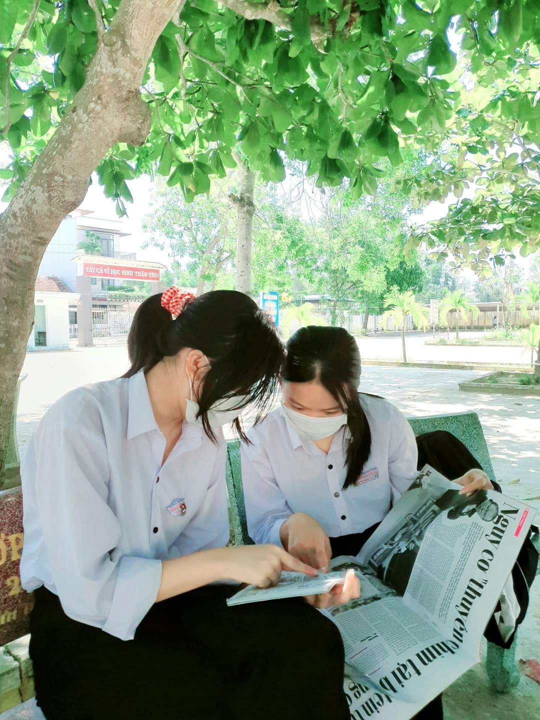 Học sinh đọc sách báo