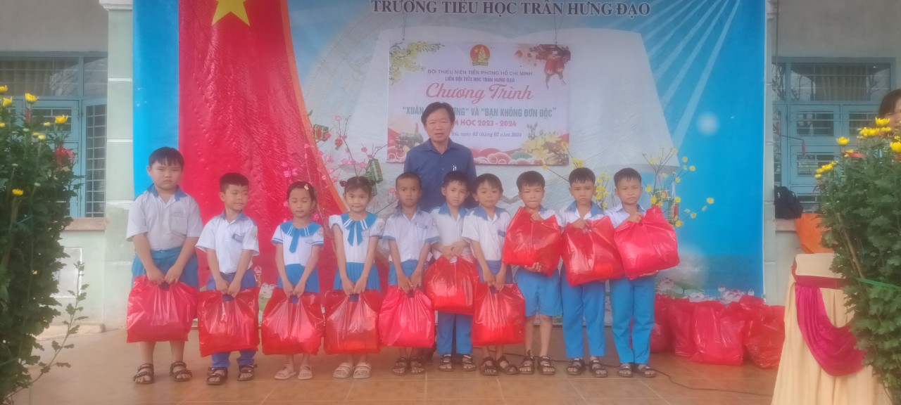 Liên đội trường tiểu học Trần Hưng Đạo tổ chức  "xuân chia sẻ- Tết yêu thương” và tặng quà chương trình "bạn không đơn độc"
